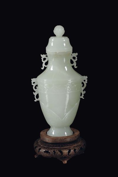 Vaso con Coperchio in Giada Celadon a Doppia Ansa con Decoro Geometrico, Cina, Dinastia Qing, XIX...