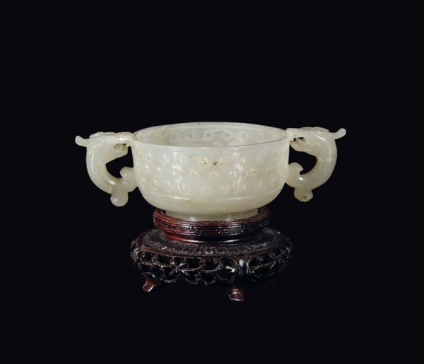Ciotola con manici in giada bianca con decoro a rilievo d'ispirazione arcaica, Cina, Dinastia Qing, epoca Qianlong (1736-1795)