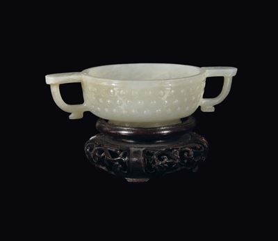 Ciotolina con Manici in Giada Bianca con Decoro a Rilievo D'ispirazione Arcaica, Cina, Dinastia Q...