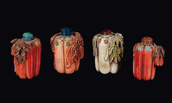 Quattro snuff bottle in avorio dipinto con innesti di pietre dure, Cina, Dinastia Qing, fine XIX secolo