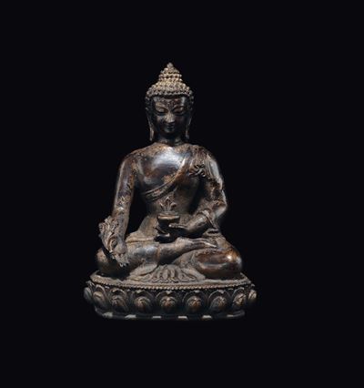 Buddha in Bronzo con Tracce di Doratura Seduto su Fiore di Loto, Cina, Dinastia Ming, XVII Secolo