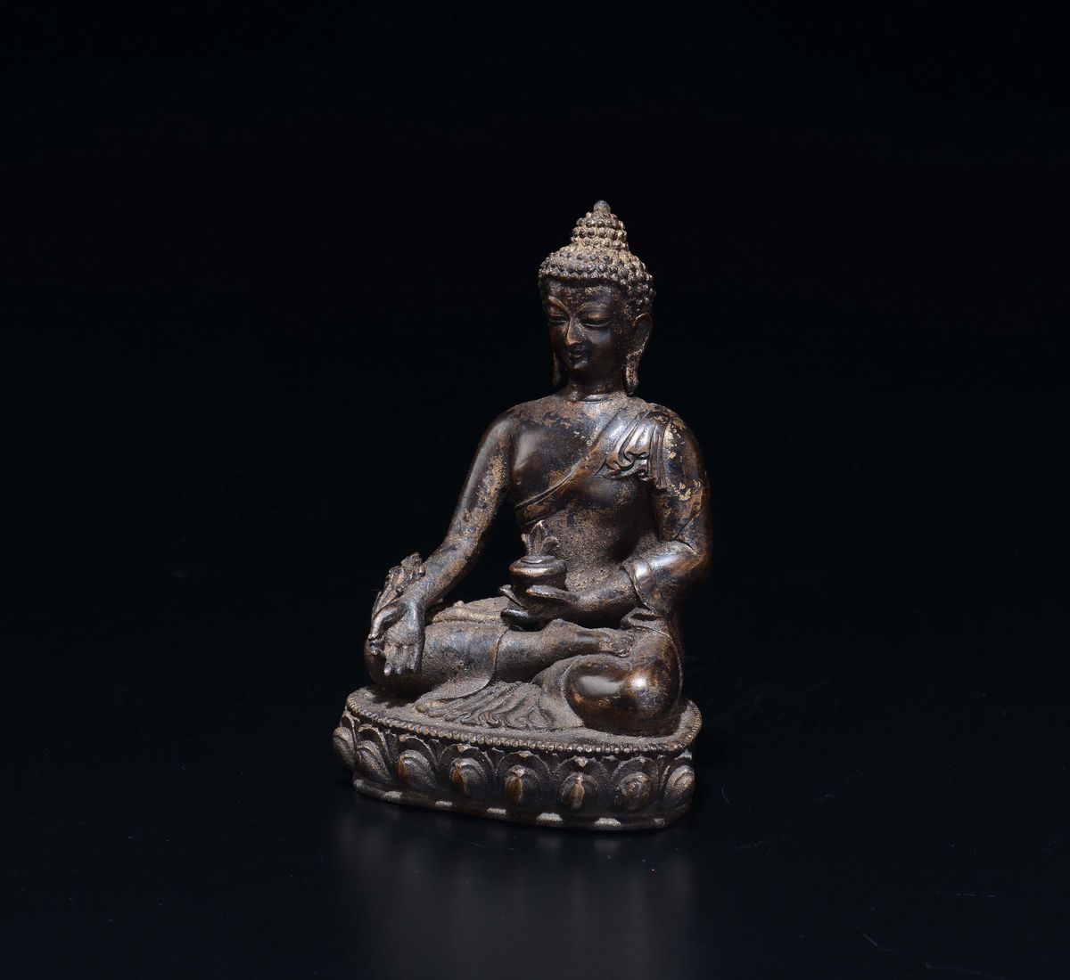 Buddha in Bronzo con Tracce di Doratura Seduto su Fiore di Loto, Cina, Dinastia Ming, XVII Secolo