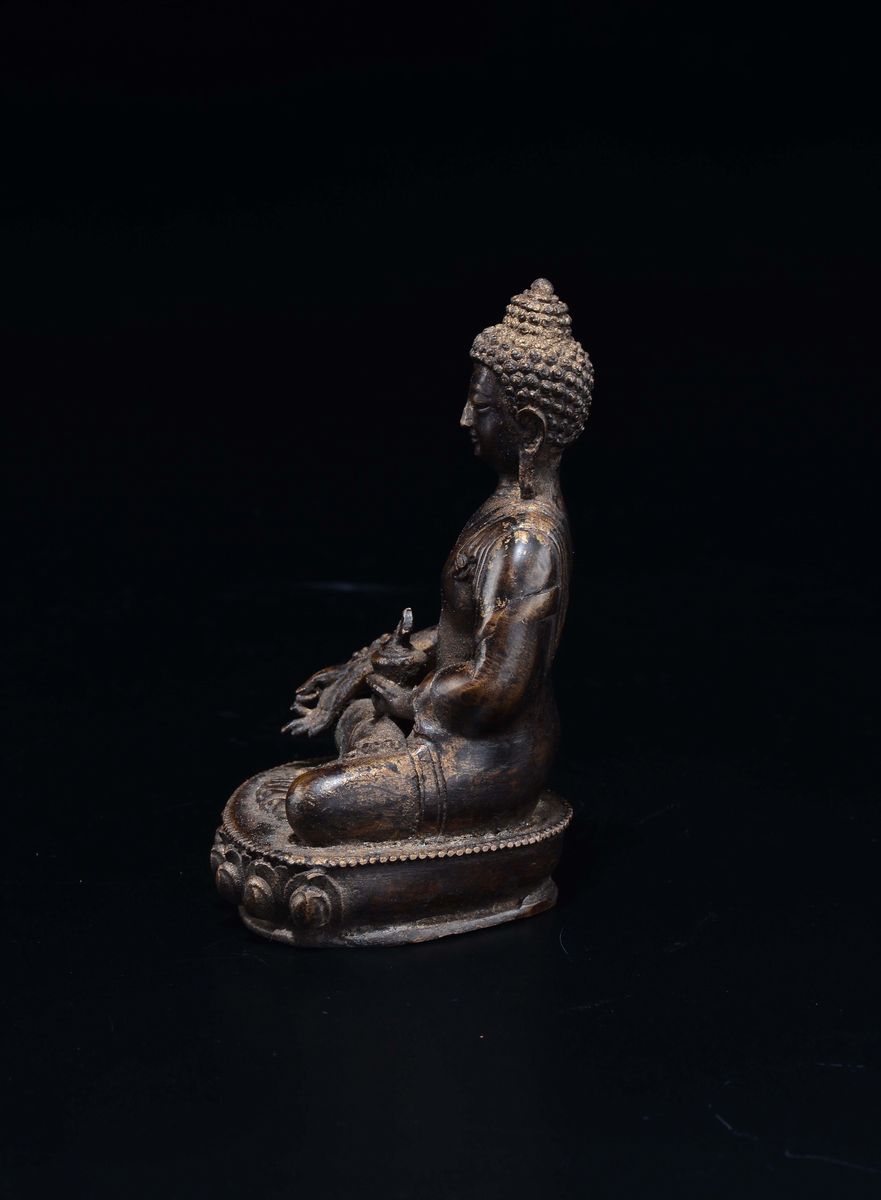 Buddha in Bronzo con Tracce di Doratura Seduto su Fiore di Loto, Cina, Dinastia Ming, XVII Secolo
