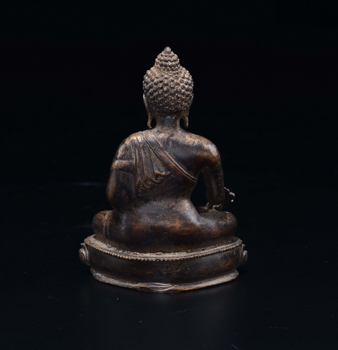 Buddha in Bronzo con Tracce di Doratura Seduto su Fiore di Loto, Cina, Dinastia Ming, XVII Secolo