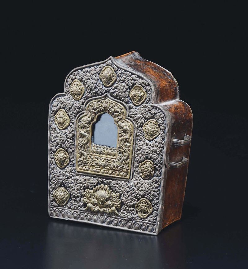 A gilt and silver copper Ghau gau, Tibet, 19th century  - Auction Chinese Works of Art - Cambi Casa d'Aste