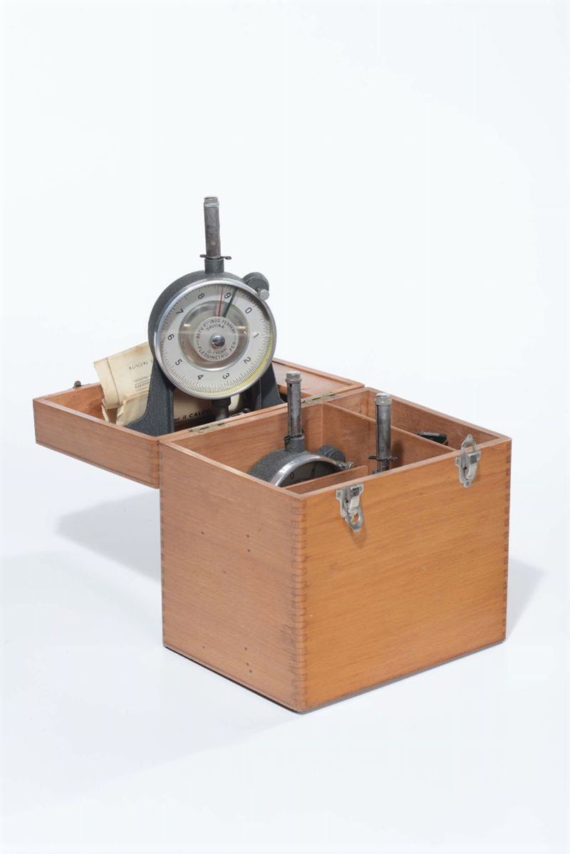 Scatola contenente tre manometri con accessori  - Asta Antiquariato - Cambi Casa d'Aste