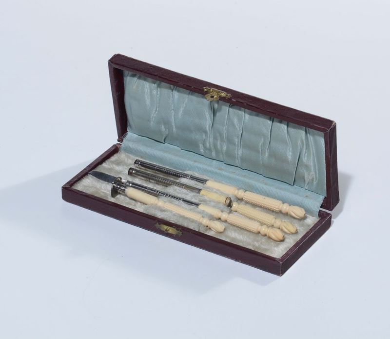 Scatola con strumenti con manici in avorio  - Asta Arredi dalle dimore degli eredi Ercole Marelli e altre provenienze - Cambi Casa d'Aste