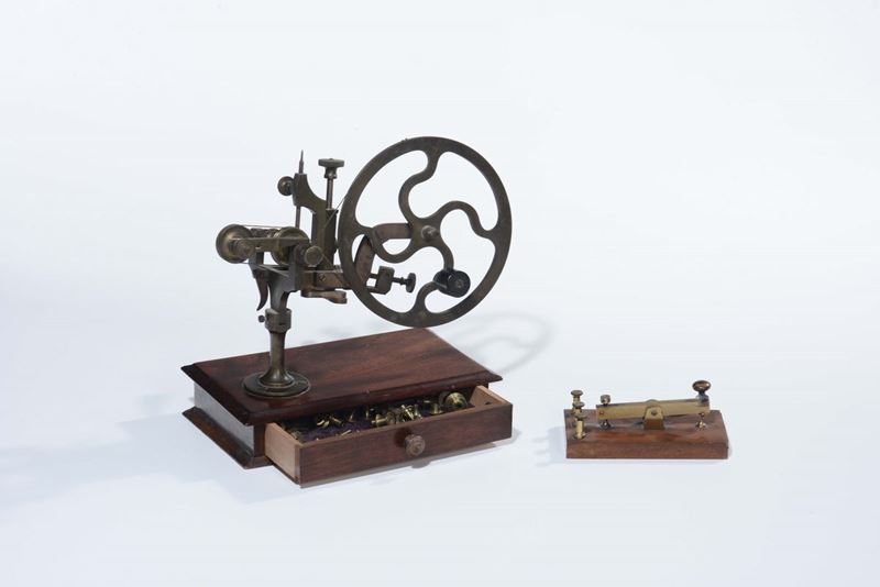 Telegrafo con tasto su base in legno  - Auction Furnishings from the mansions of the Ercole Marelli heirs and other property - Cambi Casa d'Aste