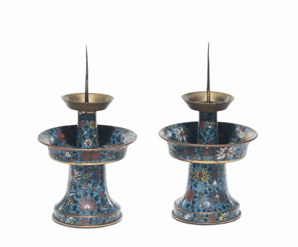 Coppia di candelieri in bronzo e smalti cloisonnè, Cina XIX secolo