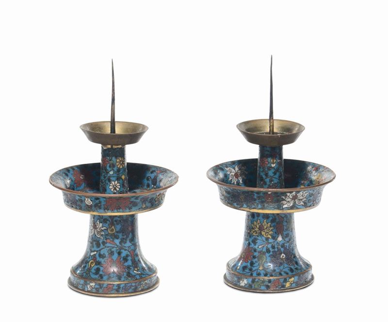 Coppia di candelieri in bronzo e smalti cloisonnè, Cina XIX secolo  - Auction Furnishings from the mansions of the Ercole Marelli heirs and other property - Cambi Casa d'Aste