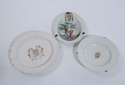 Tre Piatti Diversi in Maiolica Bianca con Stemmi Policromi, XVIII-XIX Secolo