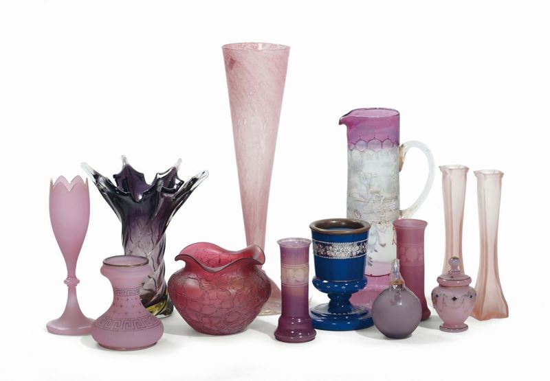 Collezione di vasi ed oggetti in vetri colorati, XX secolo  - Asta Arredi dalle dimore degli eredi Ercole Marelli e altre provenienze - Cambi Casa d'Aste