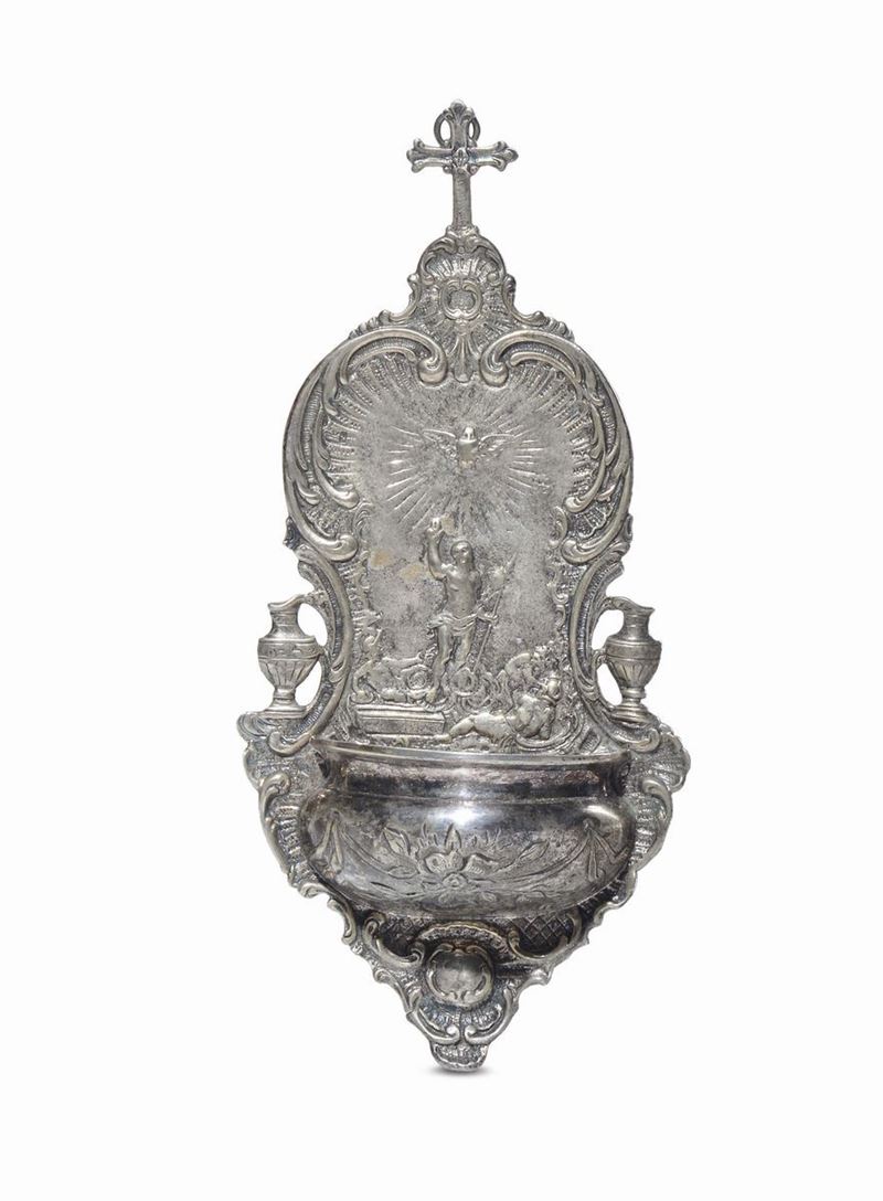 Piccola acquasantiera argento sbalzato, XIX secolo  - Auction Furnishings from the mansions of the Ercole Marelli heirs and other property - Cambi Casa d'Aste