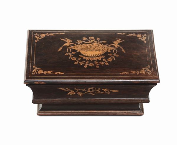 Scatola in legno intarsiato, inizio XX secolo