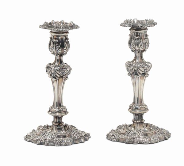 Coppia di candelieri in argento fuso e sbalzato, Inghilterra XIX secolo