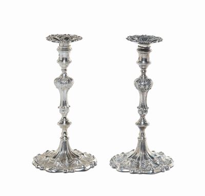 Coppia di Candelieri in Argento Fuso e Sbalzato, Inghilterra XIX-XX Secolo