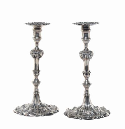 Coppia di Candelieri in Argento Fuso e Sbalzato, Inghilterra XIX-XX Secolo