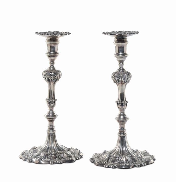 Coppia di candelieri in argento fuso e sbalzato, Inghilterra XIX-XX secolo