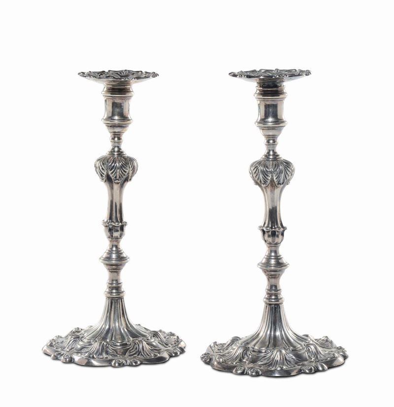 Coppia di candelieri in argento fuso e sbalzato, Inghilterra XIX-XX secolo  - Auction Furnishings from the mansions of the Ercole Marelli heirs and other property - Cambi Casa d'Aste