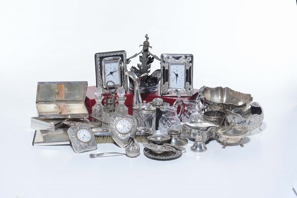 Lotto di oggetti in argento e vetro tra cui diversi orologi