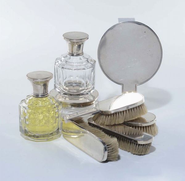 Set da bagno in argento comprendente 4 spazzole 3 flaconi ed uno specchio