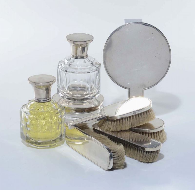 Set da bagno in argento comprendente 4 spazzole 3 flaconi ed uno specchio  - Asta Arredi dalle dimore degli eredi Ercole Marelli e altre provenienze - Cambi Casa d'Aste