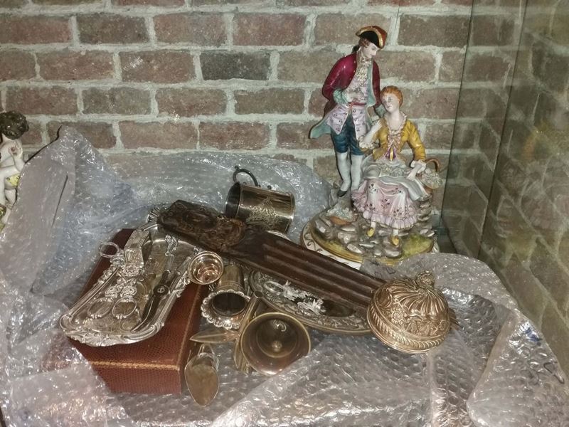 Lotto di oggetti in metallo argentato, un gruppo in porcellana e calamaio in bronzo  - Asta Arredi dalle dimore degli eredi Ercole Marelli e altre provenienze - Cambi Casa d'Aste