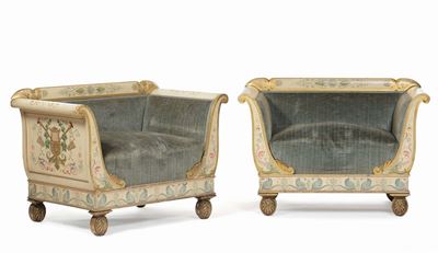 Coppia di Panchette in Legno Laccato con Decori Neoclassici e Dorato, XIX Secolo