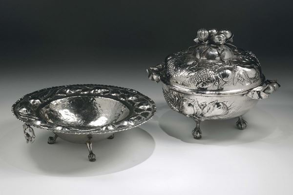 Grande zuppiera biansata con piatto in argento fuso e sbalzato, XX secolo
