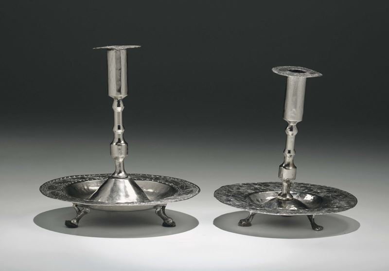 Coppia di candelieri in metallo argentato  - Asta Arredi dalle dimore degli eredi Ercole Marelli e altre provenienze - Cambi Casa d'Aste