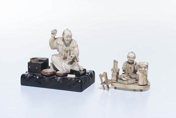 Due gruppi in avorio con figure di artigiani orientali, Giappone XX secolo