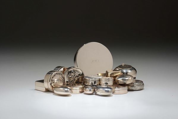 Collezione di scatoline in argento e metallo