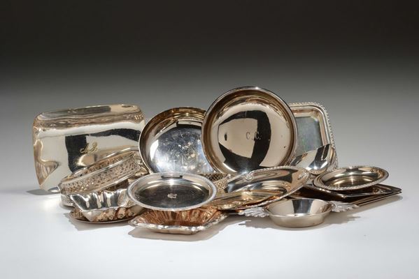 Lotto di piattini e vassoietti in argento e metallo, XX secolo