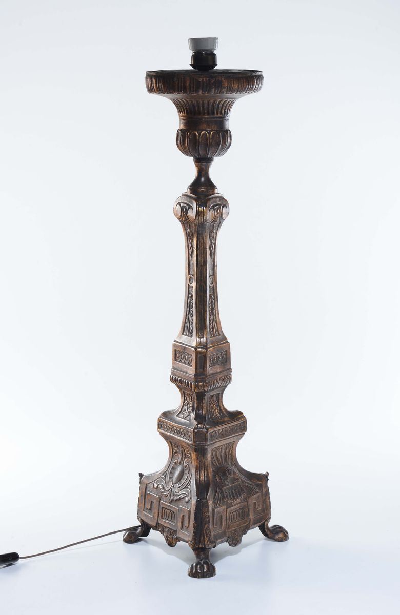 Lampada candeliere in metallo sbalzato, XX secolo  - Asta Arredi dalle dimore degli eredi Ercole Marelli e altre provenienze - Cambi Casa d'Aste