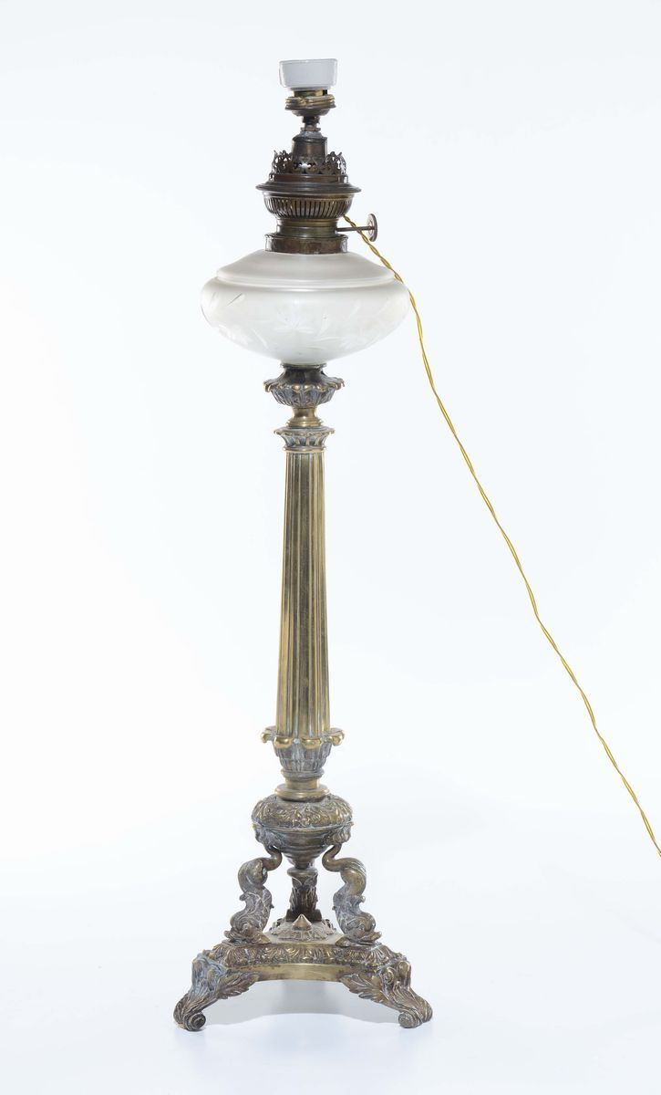 Lampada in bronzo dorato, XX secolo  - Asta Arredi dalle dimore degli eredi Ercole Marelli e altre provenienze - Cambi Casa d'Aste