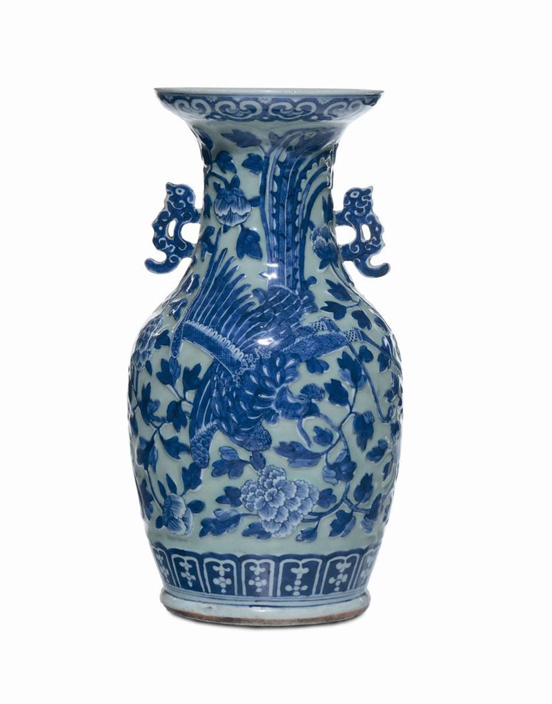 Vaso in porcellana bianca e blu, Cina XIX Secolo  - Asta Arredi dalle dimore degli eredi Ercole Marelli e altre provenienze - Cambi Casa d'Aste