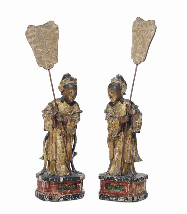 Coppia di figure femminili in legno intagliato e dorato, Cina XIX-XX secolo