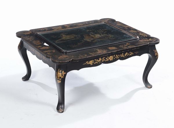 Tavolino basso in legno ebanizzato e dipinto a chinoiseries in oro