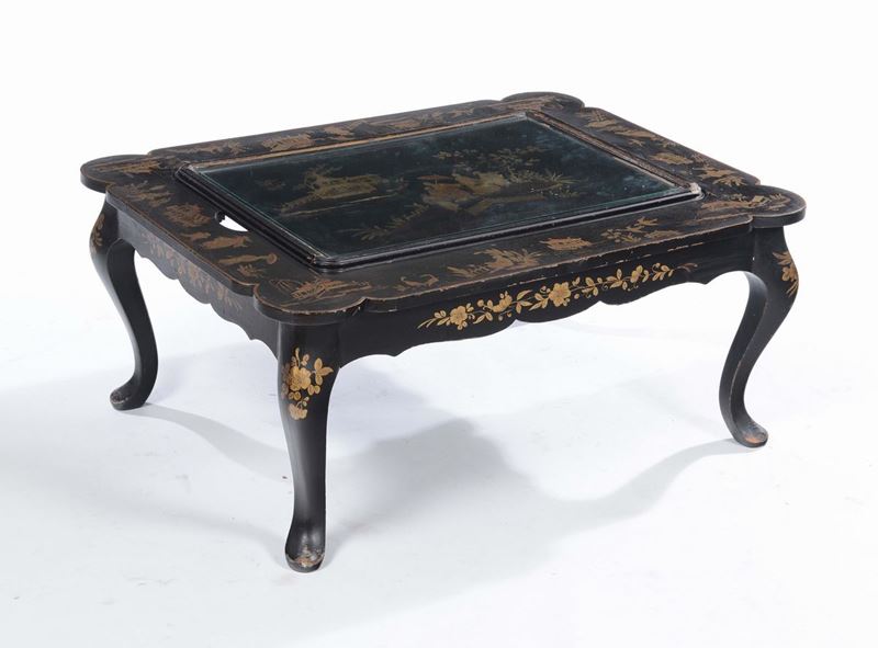 Tavolino basso in legno ebanizzato e dipinto a chinoiseries in oro  - Auction Furnishings from the mansions of the Ercole Marelli heirs and other property - Cambi Casa d'Aste