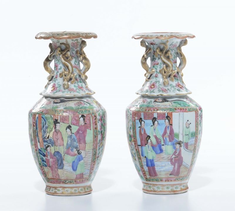 Coppia di vasi in porcellana, Cina XX secolo  - Asta Arredi dalle dimore degli eredi Ercole Marelli e altre provenienze - Cambi Casa d'Aste