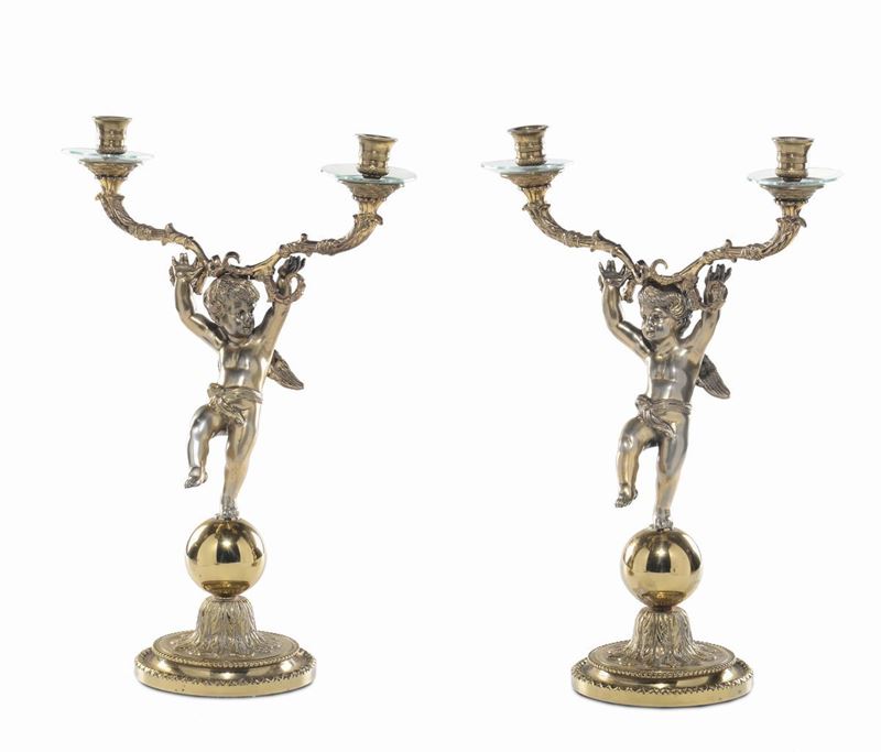 Coppia di candelabri a due luci in bronzo dorato, XIX secolo  - Asta Arredi dalle dimore degli eredi Ercole Marelli e altre provenienze - Cambi Casa d'Aste