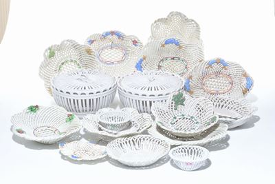 Lotto di Piatti e Zuppiere in Ceramica Bianca Traforata, XX Secolo