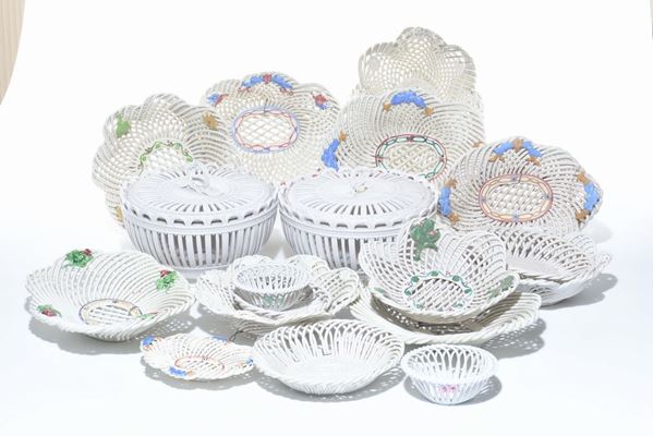 Lotto di piatti e zuppiere in ceramica bianca traforata, XX secolo