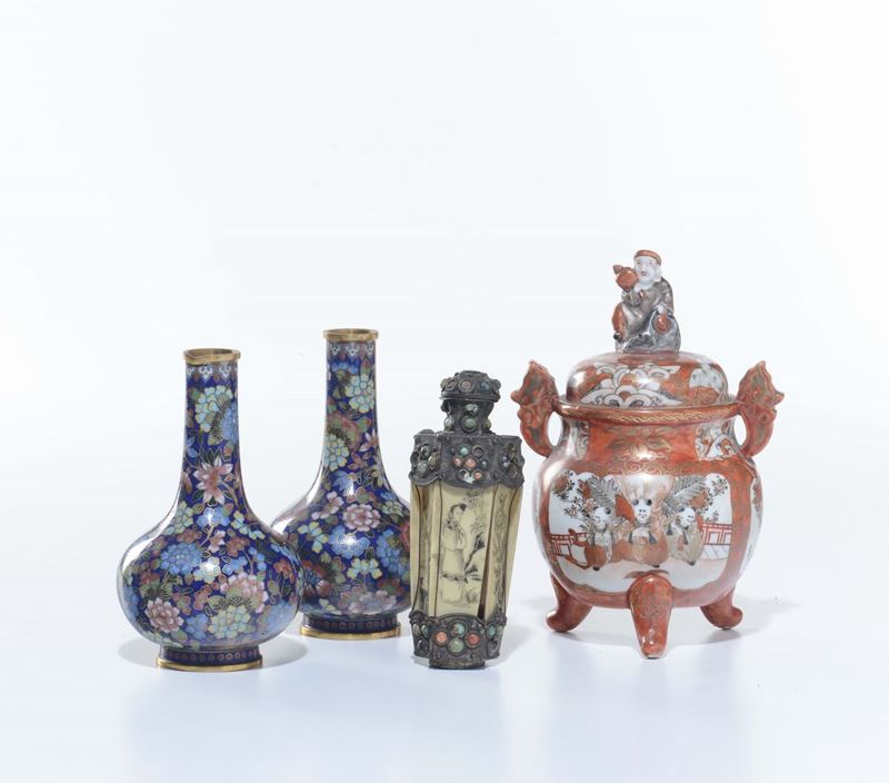 Lotto di vasi e oggetti orientali, Cina XX secolo  - Auction Furnishings from the mansions of the Ercole Marelli heirs and other property - Cambi Casa d'Aste
