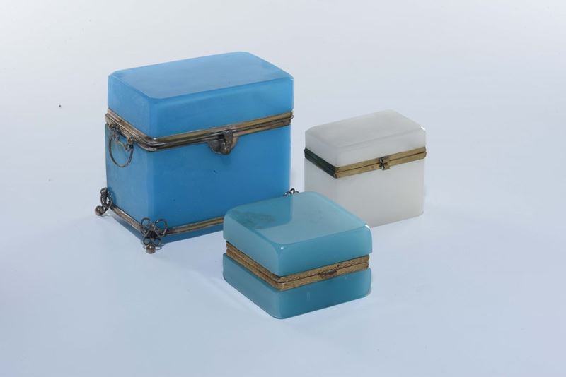 Tre scatole in vetro blu e bianco, XX secolo  - Asta Arredi dalle dimore degli eredi Ercole Marelli e altre provenienze - Cambi Casa d'Aste