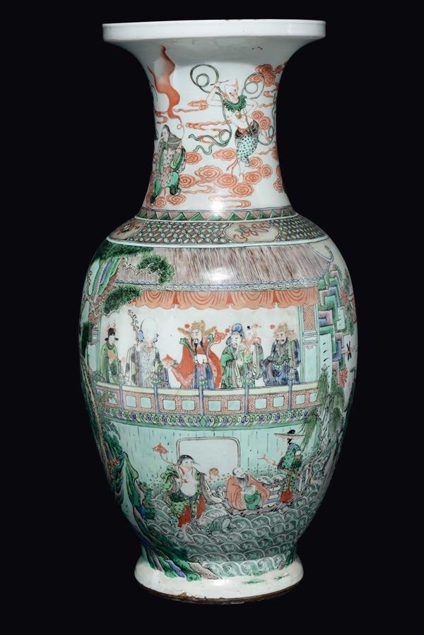 Coppia di vasi in porcellana Famiglia Verde con raffigurazione di scene di vita di corte sul corpo mentre sui colli saggi tra le nuvole, Cina, Dinastia Qing, XIX secolo