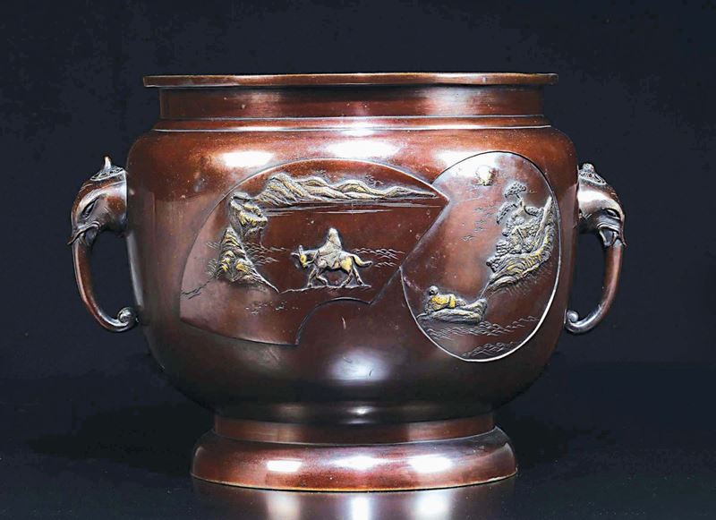 A large bronze cachepot with elephant's head-handles and common life scenes within reserves, Japan, 19th century  - Auction Chinese Works of Art - Cambi Casa d'Aste