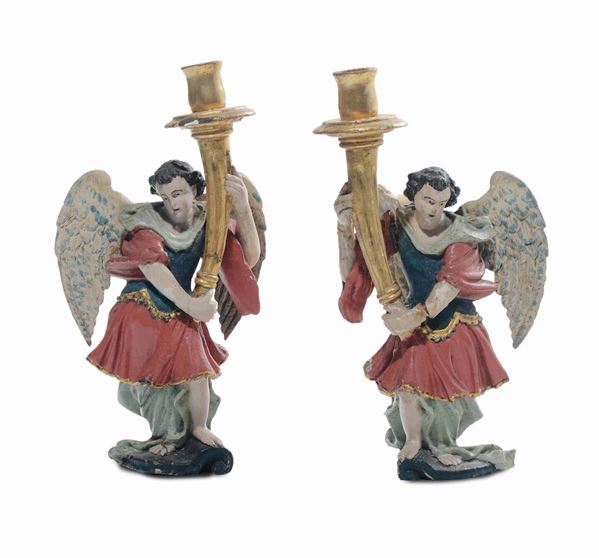 Coppia di angeli reggicero in legno intagliato e dipinto, XIX secolo