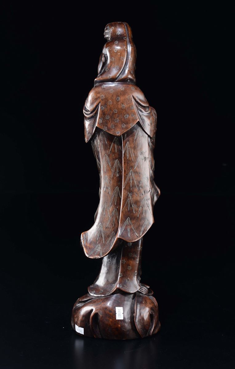 Figura di Guanyin con Velo Scolpita in Legno con Filettature in Metallo Argentato, Cina, Dinastia...