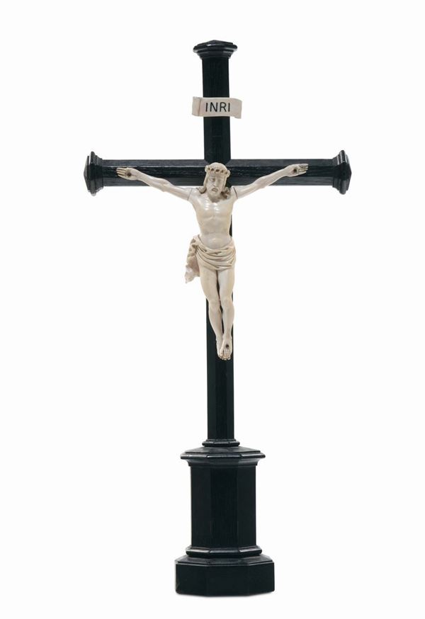 Crocifisso in avorio su croce in legno ebanizzato, XIX secolo